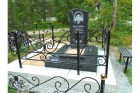 Гранитный памятник на кладбище