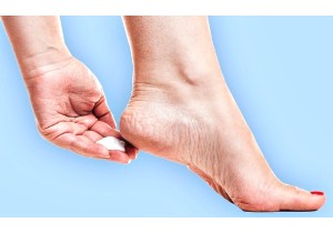 Лечение трещин при гиперавитаминозе на ногах
